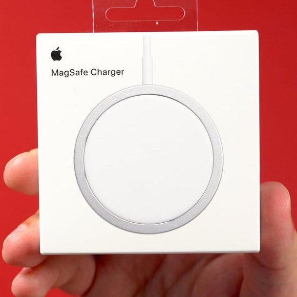 Apple Other - 15W APPLE MAGSAFE WIRELESS FAST CHARGER FOR IPHONE 12 & 13 SERIES